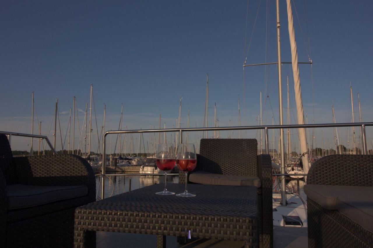 Hausboot Fjord Lacerta Mit Dachterrasse In Wendtorf Exterior photo
